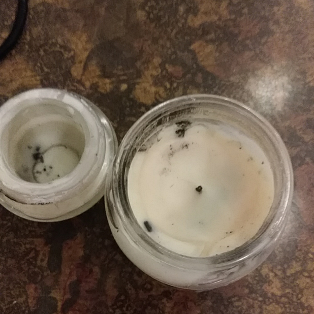 A candle - Picture 4 of 4